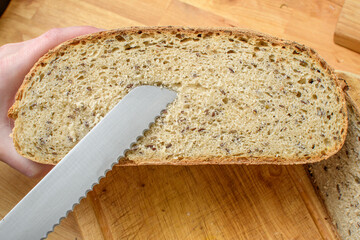 Chleb żytni na zakwasie z siemieniem lnianym przekrojony na pół 