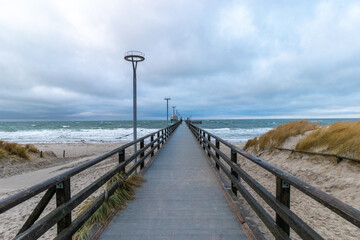 Fototapeta premium Im Januar an der Seebrücke in Zingst an der Ostsee.