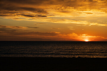 Fototapeta na wymiar Paisaje de amanecer en la playa