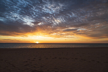 Fototapeta na wymiar Paisaje de amanecer en la playa