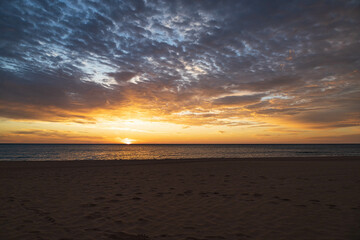 Obraz premium Paisaje de amanecer en la playa