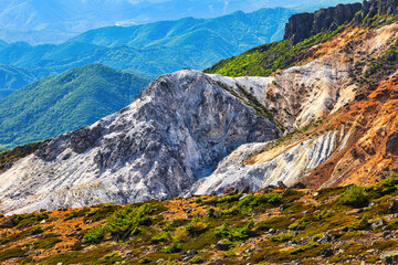 安達太良山から眺めた爆裂火口の岩壁