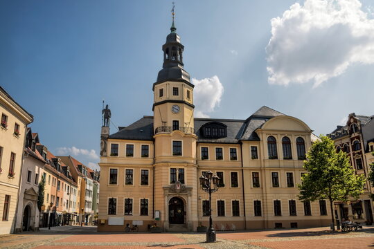 crimmitschau, deutschland - altes rathaus am marktplatz