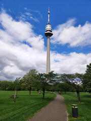 Obraz premium Danube Tower in Vienna seen from the Danube park