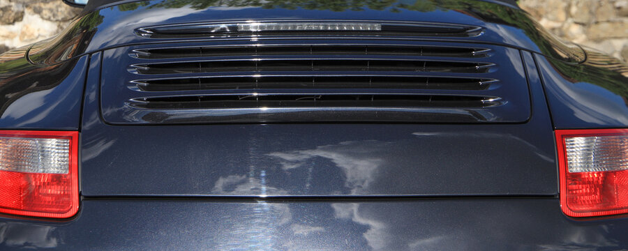 Close-up of the rear of the Porsche, bonnet, air vents