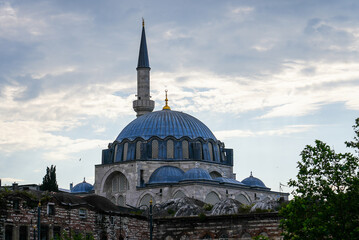 Fototapeta na wymiar Mosque in Istanbul with cloudy sky