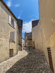 cognac, ville de cognac,ruelle,rue,maisons,vertical,voyage, ville, charente, nouvelle-aquitaine, alcool, digestif,  vacances, découverte, tourisme, france, maison, personne,architecture, 