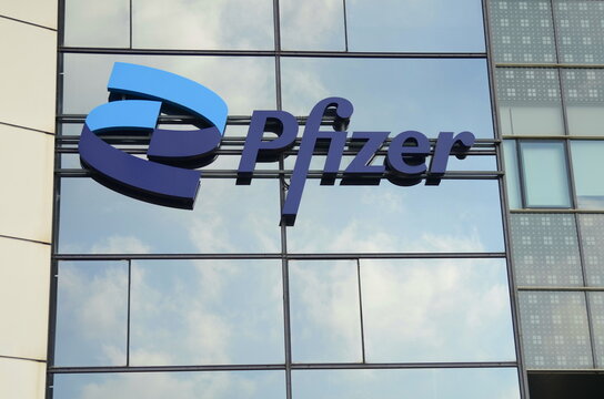 Logo Pfizer Inc. is an American multinational pharmacological and biotechnology corporation. Company facade. Israel Herzlia