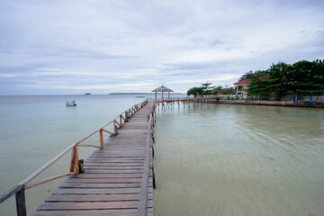 Obraz premium Beautiful landscape. Wooden bridge on the beach, Siargao Island, Philippines.