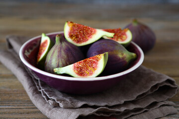 Fresh figs in a bowl