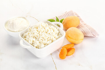 Cottage cheese with apricot and cream