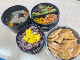 Stir pork curry and tomato fried with fried tofu and soup and corn mixed two tone brown rice