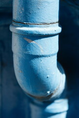 Altes, blaues Wasserrohr aus Metall, Deutschland