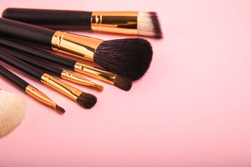 Obraz na płótnie Canvas Cosmetic makeup brush on a pink background. Cosmetic product for make-up. Creative and beauty fashion concept. Fashion. Collection of cosmetic makeup brushes, top view, banner.Place for text. MOCAP.
