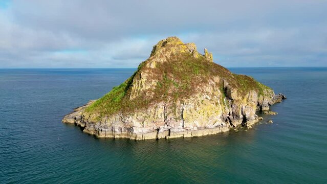 Orbiting Thatcher Rock in Torquay