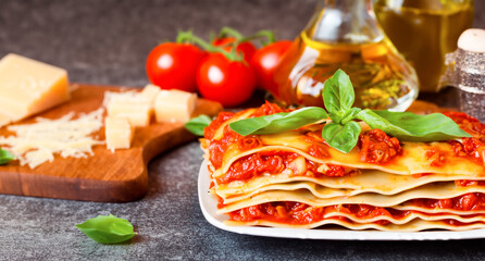 Lasagna alla bolognese, cucina italiana - 616999655