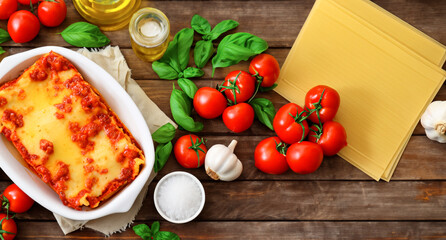 Lasagna alla bolognese, cucina italiana - 616999667
