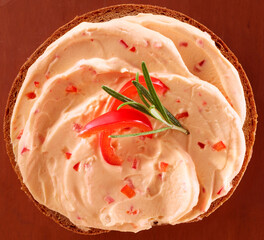 Brot mit Frischkaese Creme und Paprika