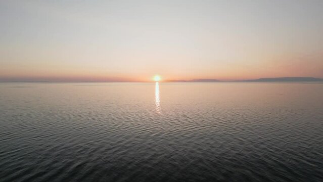 Icelandic summer solstice reflects it&acute;s beauty into the Atlantic ocean