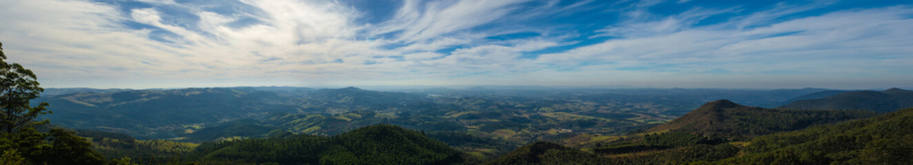 Vista panorâmica do alto da Serra de São Domingos na cidade de Poços de Caldas, Minas Gerais, Brasil