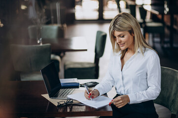 Fototapeta premium Female manager woth folder documents
