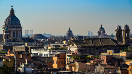 Vue sur les toits, les monuments et les clochers de Rome
