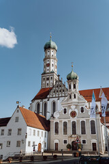 Fototapeta na wymiar Maximilianstraße, Augsburg, St. Ulrich und Afra, Hausdächer, Kirchturm