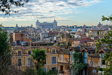Fototapeta premium Vue sur les toits, les monuments et les clochers de Rome