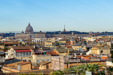 Fototapeta na wymiar Vue sur les toits, les monuments et les clochers de Rome