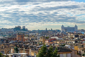 Vue sur les toits, les monuments et les clochers de Rome