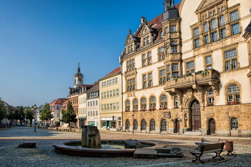werdau, deutschland - marktplatz mit rathaus und springbrunnen