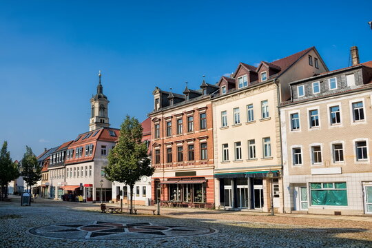 werdau, deutschland - marktplatz mit turm der marienkirche im hintergrund