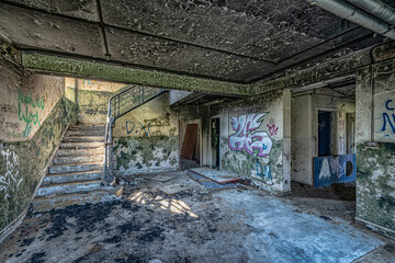 Fototapeta na wymiar Grungy hallway in an abandoned building