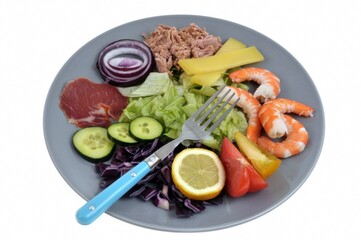 Salade composée maison servie dans une assiette avec une fourchette en gros plan sur fond blanc