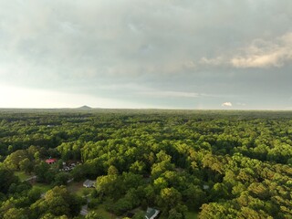 Obraz premium A stunning drone photo on a spring day in Powder Springs Georgia. A vast view of the Georgia landscape in Powder Springs. Warm sunlight covers the lush canopy of trees and neighborhoods.