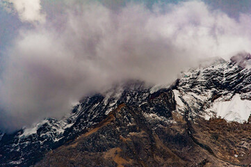 Fototapeta na wymiar Nevado con nubes