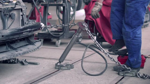 Hydraulic puller for car body repair. Efficiently removes dents and damages from automotive metal panels. Ideal for collision repair.
