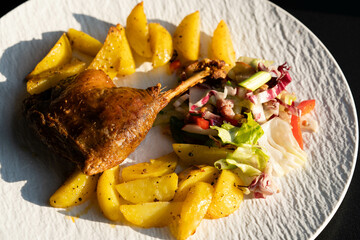 Geröstete Entenkeule mit Kartoffeln uns Salat 