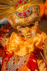 Máscaras Venezianas Detalhadas e Fantasias Ornamentadas do Carnaval de Veneza. Carnaval de Veneza. Pessoas fantasiadas.