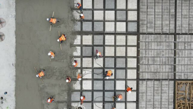 Construcción de nave industrial, aerial dron View warehouse, construcción,  hombres  trabajando. vuelo, cemento albañil