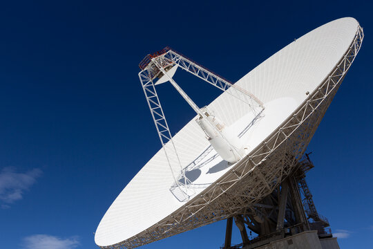 Vista de una gran antena en el centro de comunicaciones de espacio profundo de la NASA en Robledo de Chavela, Madrid, España.