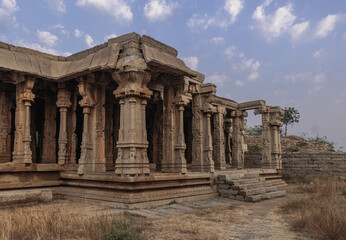 Obraz premium Ancient temples and preserved ruins of the capital of the great Vijayanagar Empire. India.