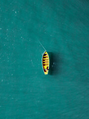 Vista aérea de um barco em mar turquesa de Santa Catarina