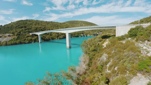 Admirez la splendeur du Pont de Sainte-Croix-de-Verdon lors d'une journ&eacute;e ensoleill&eacute;e d'&eacute;t&eacute;. Cette vid&eacute;o captivante met en valeur l'&eacute;l&eacute;gance de ce pont embl&eacute;matique, offrant une vue imprenable sur les