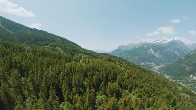 Explore the majestic larch forest in Orci&egrave;res 1850 valley. With FPV drone footage, immerse yourself in the heart of this alpine ecosystem.