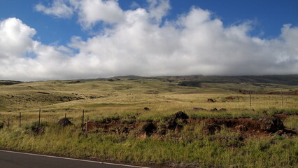 Obraz premium Clouds over the mountains in Maui Hawaii