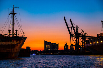 Fototapeta na wymiar Elbphilharmonie Hamburg im Sonnenuntergang