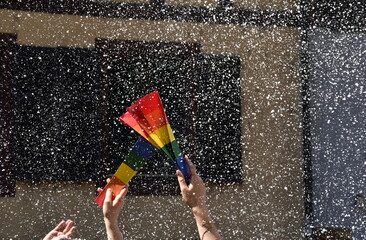 Regenbogenfächer beim Christopher Street Day