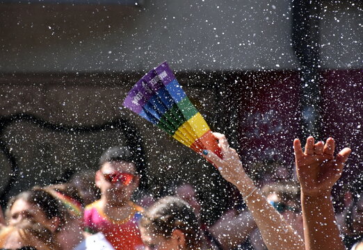 Regenbogenf&auml;cher beim Christopher Street Day