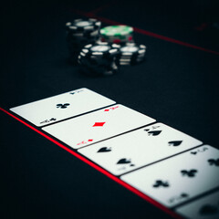 Table de poker au casino avec jetons d'argent, paire d'as